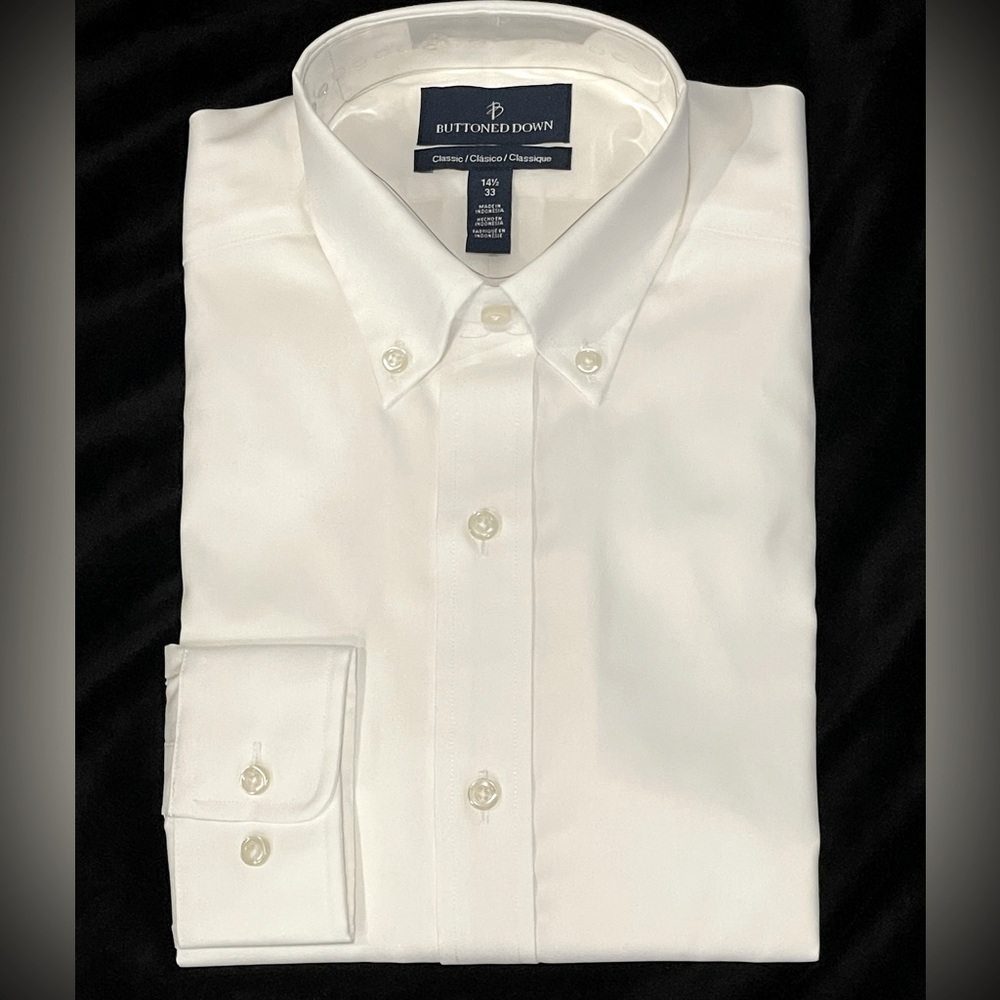 Men’s Buttoned Down Brand Size Small which is 33 and 14 1/2. NWT.